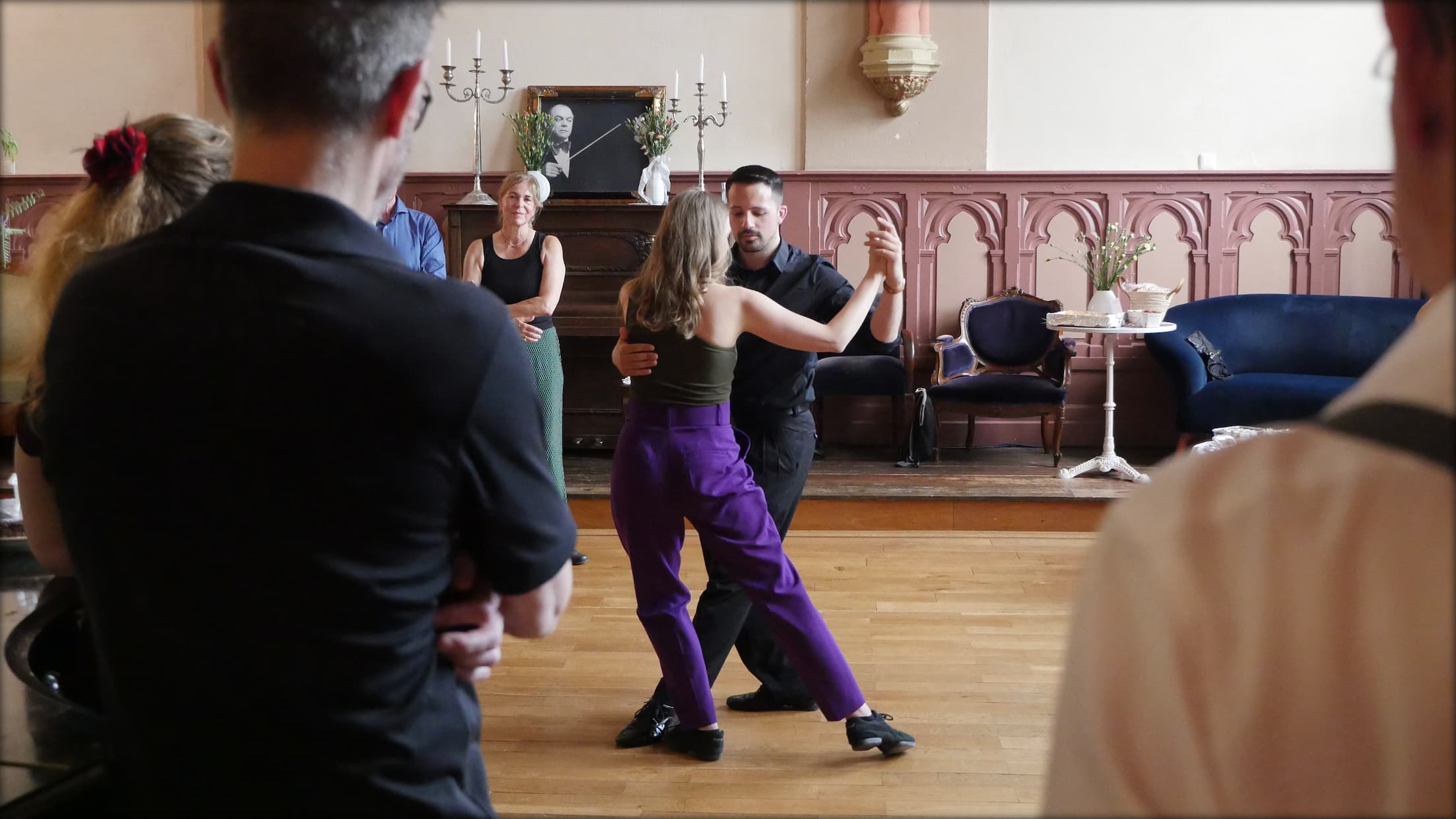 Juliana & Fadi in expressive movement, full of connection in the embrace